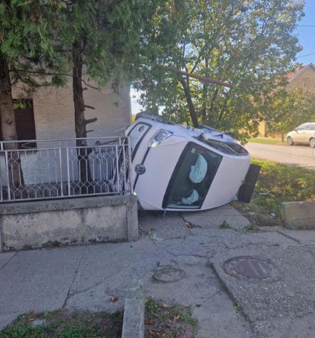 TEŠKA SAOBRAĆAJNA NESREĆE -  Nakon žestokog sudara jedan auto se zakucao u kuću!(FOTO)