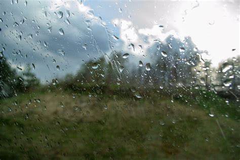 AKO ŽIVITE U OVOM DELU SRBIJE OBRATITE PAŽNjU - Stručnjaci navode da će kiša sa grmljavinom pogoditi ovaj deo Srbije!(FOTO)