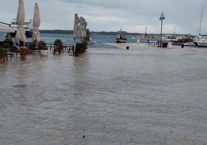 PANIKA U HRVATSKOJ I SLOVENIJI - Zbog velikih padavina, more počelo da izliva po gradovima!(FOTO)