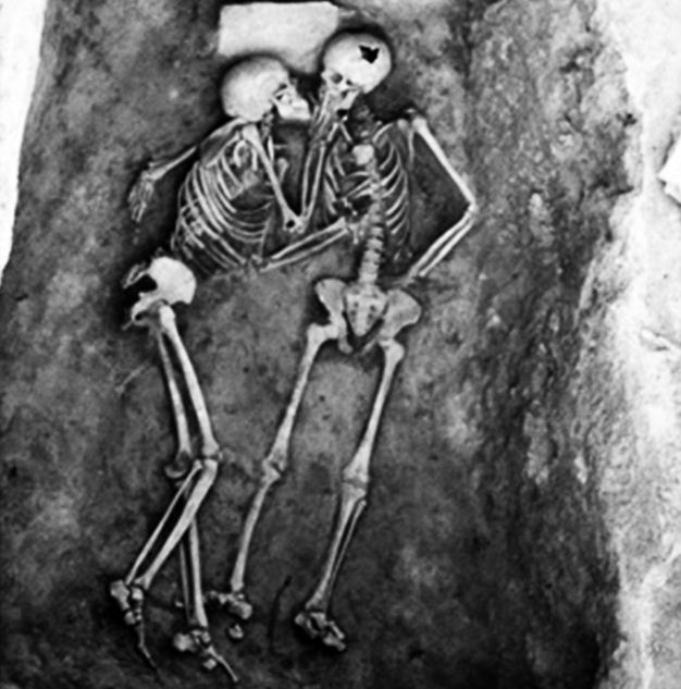 PRONAĐENI SKELETI LJUBAVNIKA STARIH SKORO TRI HILJADE GODINA -  Ljubavni par je u trenutku smrti bio u ljubavnom zanosu!