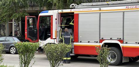 VATROGASCI SU GA JEDVA SPASILI - Dečak iz Valjeva se zaglavio u u šahti - Prolaznici pozvali vatrogasce!(FOTO)