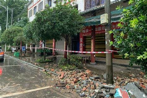 GRAĐANI U STRAHU BEŽE PO ULICAMA - Veliki zemljotres pogodio ove delove Kinu!(FOTO)
